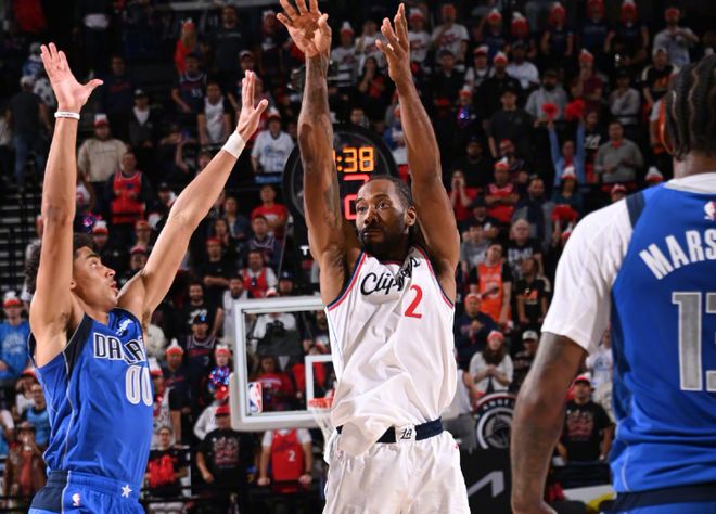 莱昂纳德砍34分率队大胜独行侠，快船送勇士锁定