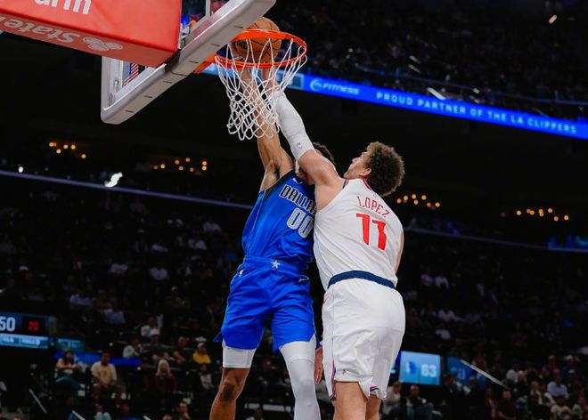 莱昂纳德砍34分率队大胜独行侠，快船送勇士锁定